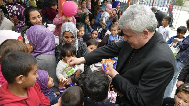 El cardenal Konrad Krajewski reparte alimentos a niños refugiados en Grecia, el pasado jueves