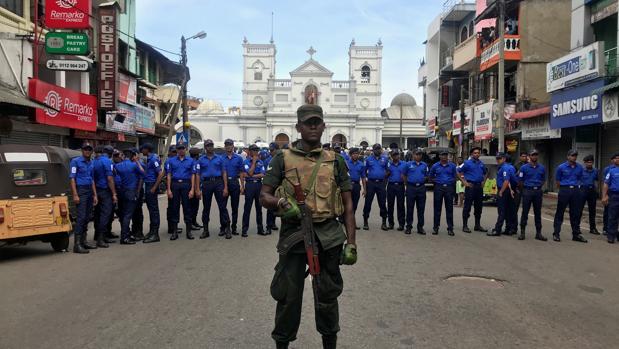Oficiales del Ejército de Sri Lanka custodian el acceso al Santuario de San Antonio, uno de los enclaves atacados en los atentados del Domingo de Resurrección
