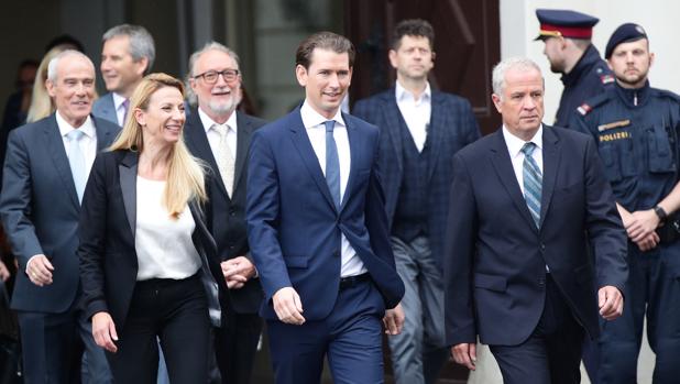 El canciller austriaco, Sebastian Kurz, con los nuevos ministros en Viena