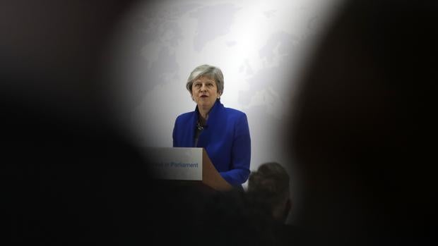La primera ministra británica, Theresa May, presenta su nueva oferta para lograr el Brexit, ayer