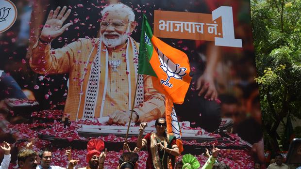 Un grupo de hindúes celebran hoy en India la victoria de Modi