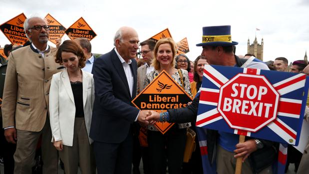 El líder del Partido Liberal Demócrata, Vince Cable, saluda a un manifestante anti-Brexit el pasado lunes