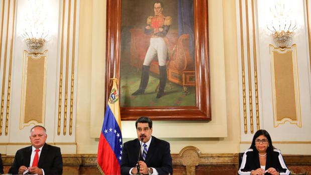 Nicolás Maduro, flanqueado por Diosdado Cabello y Delcy Rodríguez