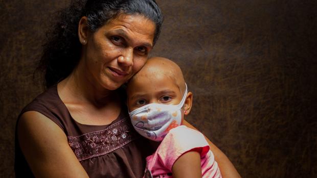 Adriana Avariano posa con su hija Mariana de 6 años el pasado 27 de mayo de 2019, en Caracas