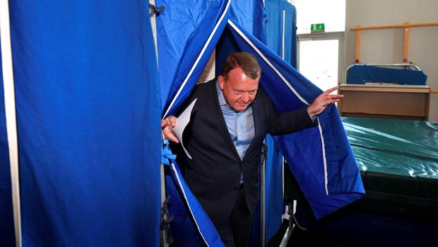 El primer ministro danés, Lars Lokke Rasmussen, se dispone a depositar su voto en un colegio electoral, hoy en Copenhague