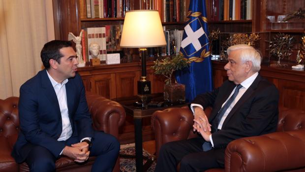 El primer ministro de Grecia, Alexis Tsipras, conversa con el presidente griego, Prokopis Pavlópulos, durante una reunión celebrada este lunes en Atenas