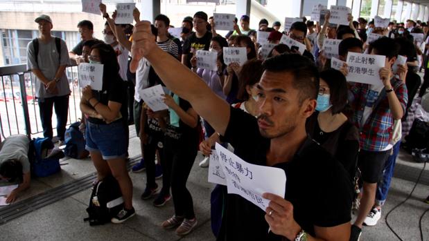Grupos de indignados protestan contra la represión policial de las manifestaciones en Hong Kong
