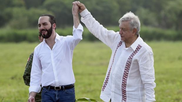 Momento del accidente entre Bukele y López Obrador