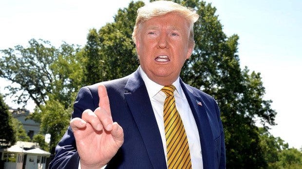 El presidente de los Estados Unidos, Donald Trump, habla con los medios de comunicación a las afueras de la Casa Blanca antes de partir hacia la residencia de Camp David, este sábado en Washington, Estados Unidos