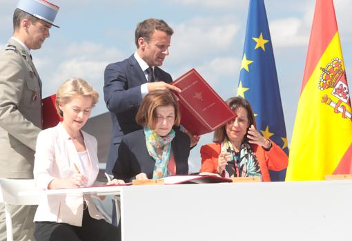 Momento de la firma de la ministra española de Defensa, Margarita Robles