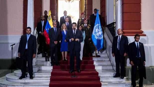 Nicolás Maduro habla tras su reunión con Michelle Bachelet, este viernes en el Palacio de Miraflores, en Caracas