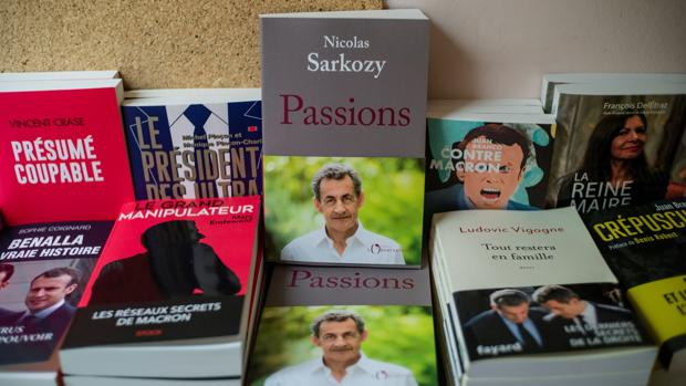 El libro escrito por el expresidente galo Nicolas Sarkozy a la venta en una librería en París