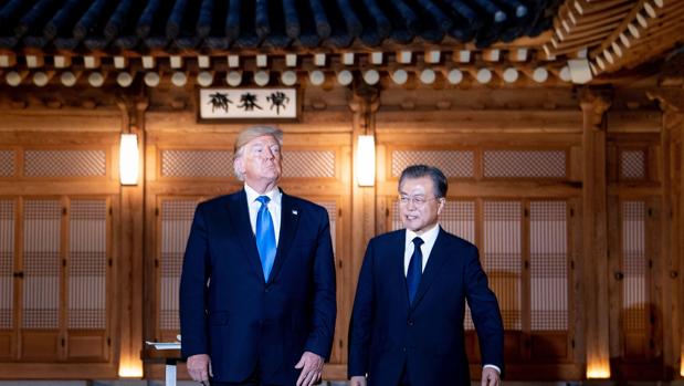 El presidente surcoreano, Moon Jae-in (dcha) junto a su homólogo estadounidense, Donald Trump