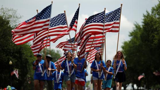 Un grupo de niños con banderas de EE.UU., durante el desfile en Washington