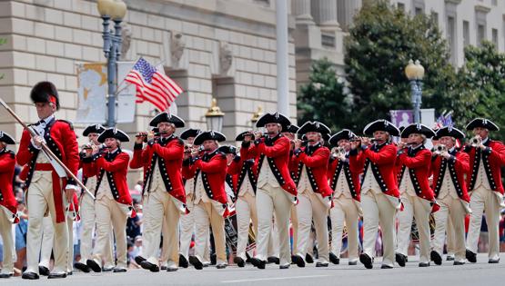 La Vieja Guardia de Pífanos y Tambores desfila por el centro de Washington