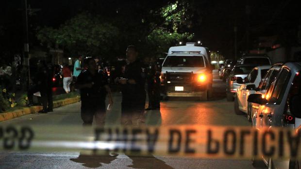Policías federales custodian la escena de la investigación tras el secuestro y liberación de al menos 27 personas en Cancún (México)