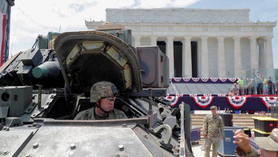 Un soldado se asoma por la escotilla de un carro de combate ante el monumento a Lincoln, desde donde Trump pronunciará su discurso a partir de las 18.30 (00.30 en la España peninsular)