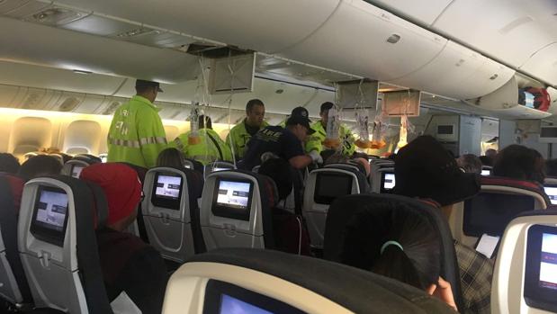 El personal de emergencias atiende a los pasajeros afectados
