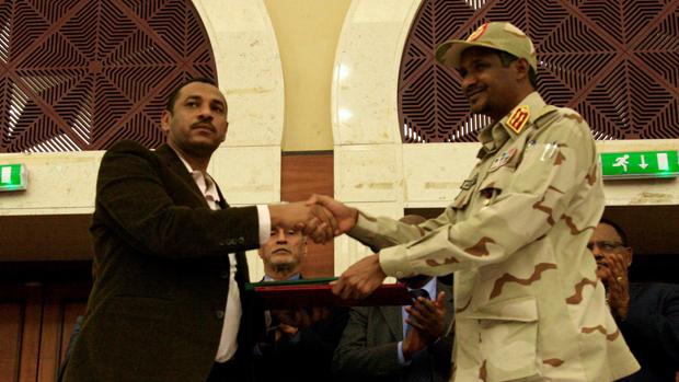El vicepresidente del Consejo Militar Transitorio, Mohamed Hamdan Dagalo, Hemedti, y el líder de la opositora Alianza para la Libertad y el Cambio, Ahmad al-Rabiah, tras la firma del acuerdo