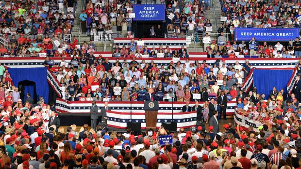 Donald trump, este jueves en un mitin en Carolina del Norte donde sus seguidores cantaron «¡Enviadla de vuelta! ¡Enviadla de vuelta!»
