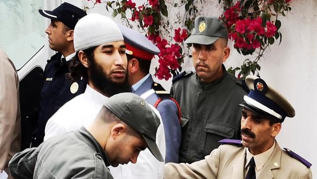 Abdessamad Al Joud, el cerebro del grupo yihadista, a su llegada al tribunal custodiado por la policía marroquí.