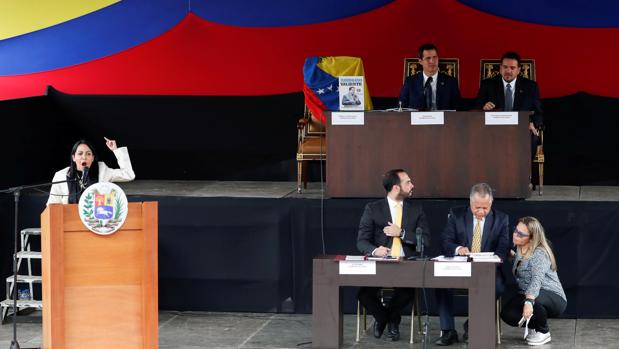 La Junta Directiva de la Asamblea Nacional opositora en la sesión plenaria en la plaza Alfredo Sadel de Caracas