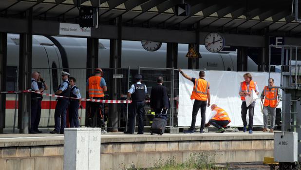Agentes de Policía acordonan una de las plataformas de la estación local de Fráncfort tras el incidente