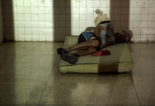 Paciente aislado por agresividad, durmiendo en un colchón deteriorado