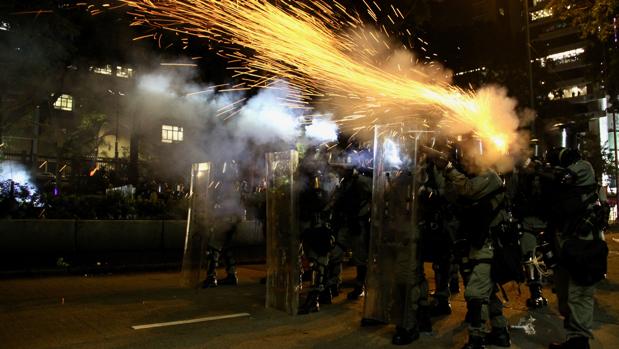 La Policía dispara gases lacrimógenos en Hong Kong