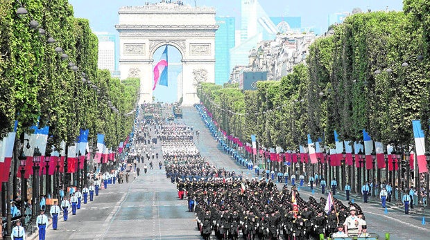 Desfile miltiar durante la celebración del 14 de julio en París