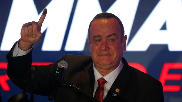 Alejandro Giammattei se dirige a sus votantes durante el recuento electoral en la ciudad de Guatemala
