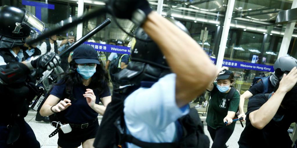 Trump asegura que China está desplegando tropas en la frontera con Hong Kong