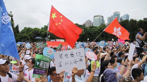 Con el lema «Proteger Hong Kong», los partidarios del régimen chino y la Policía también se han manifestado, aunque en menor número