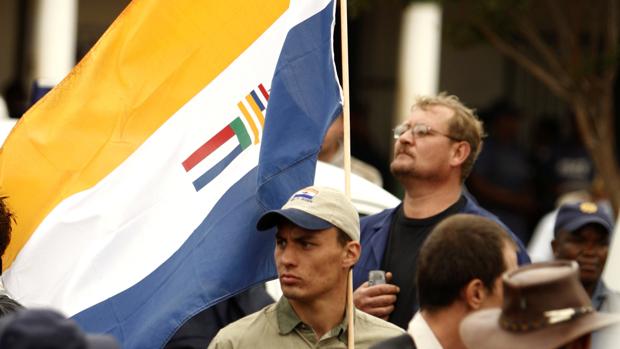 Un partidario del apartheid sostiene la bandera antigua, en 2010