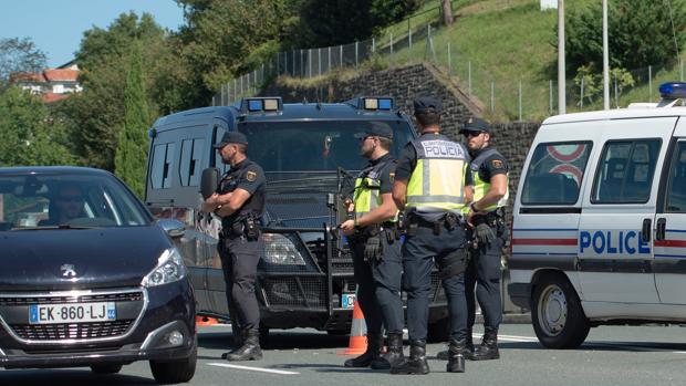 La Policía española, en un control fronterizo en Behobia