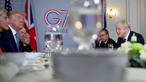 Reunión del G-7 en la que aparecen Donald Trump, presidente de EE.UU., y el primer ministro británico, Boris Johnson