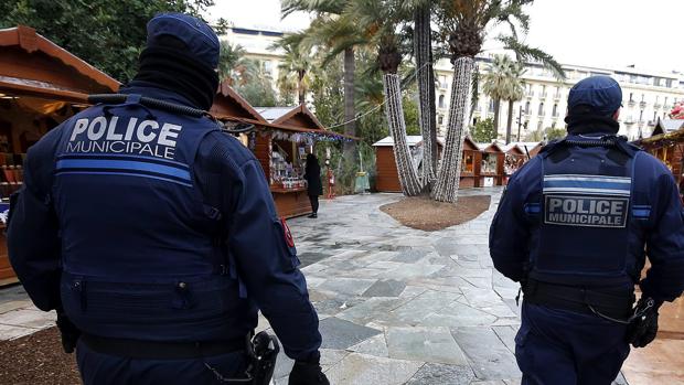 La Policía francesa en una imagen de archivo revisando el mercadillo de Niza, en 2016, tras los ataques terroristas de Berlín