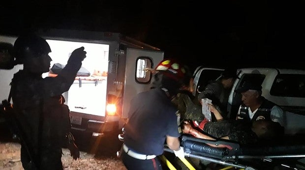 Trasladan a uno de los soldados heridos durante un enferntamiento con supuestos narcotraficantes en la provincia de Izabal
