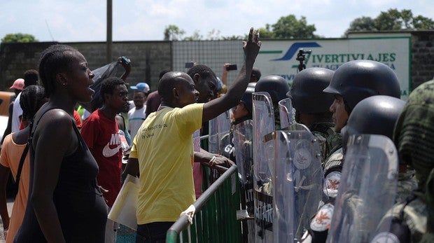 Inmigrantes de origen africano protestan frente a miembros de la Guardia Nacional, el pasado martes, en la ciudad de Tapachula (Chiapas), en la frontera sur de México con Guatemala