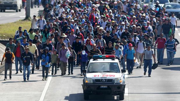 Un grupo de inmigrantes salvadoreños marcha en dirección a EE.UU., en 2018