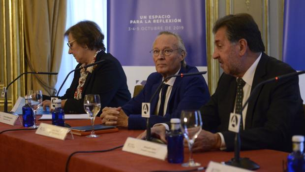 De izquierda a derecha, Carmen Martínez de Castro, directora del I Foro La Toja Vínculo Atlántico; Josep Piqué, presidente del foro; y Amancio López Seijas, principal promotor