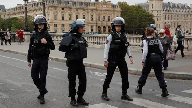 Agentes de Policía en las cercanías de la Prefectura en París