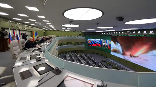 El presidente ruso, Vladímir Putin, supervisa el lanzamiento del misil hipersónico Avangard en el Centro de Control de Defensa Nacional