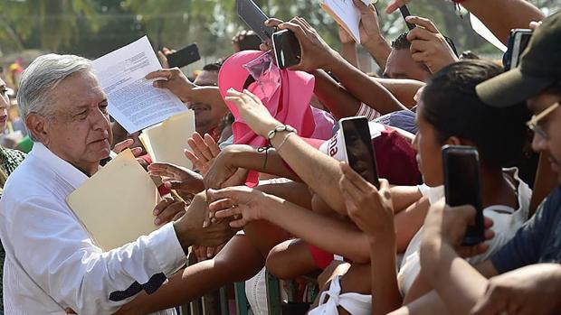 El presidente de México reparte besos, abrazos y estrecha manos pese a la pandemia de coronavirus
