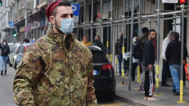 Un militar italiano se protege con una mascarilla del coronavirus