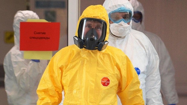 Putin visita a enfermos de coronavirus en un centro médico de Moscú