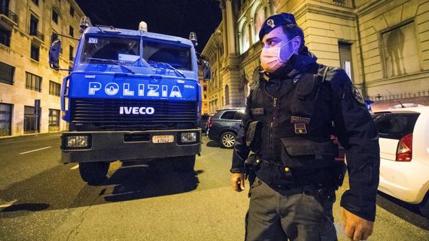 Un camión de la Policía se dispone a rociar las calles con agua en Génova