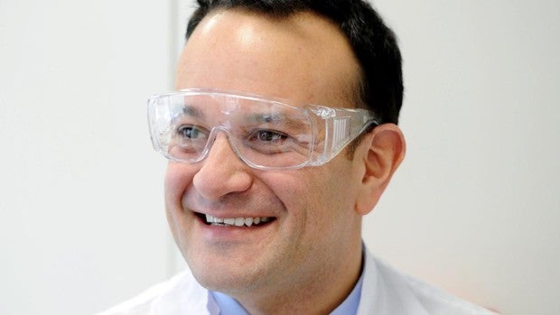 El primer ministro irlandés retoma su trabajo como médico para combatir el coronavirus