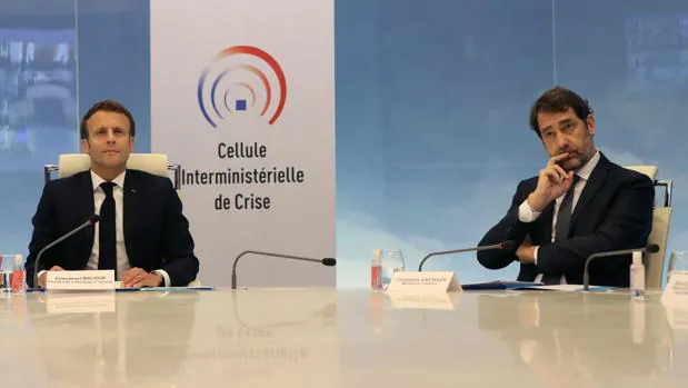 Emmanuel Macron, presidente francés, junto con Christophe Castaner, ministro del Interior en una videoconferencia esta semana