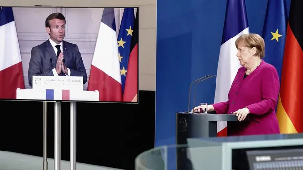 El presidente de Francia, Emmanuel Macron, junto a la canciller de Alemania, Angela Merkel